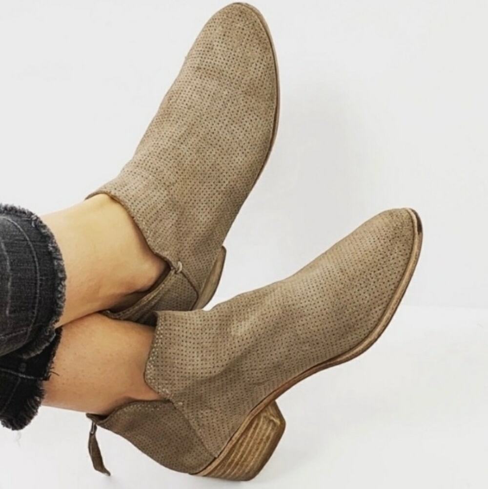 Dolce Vita Karsen Taupe Tan Suede Perforated Block Heel Ankle Bootie Size 8